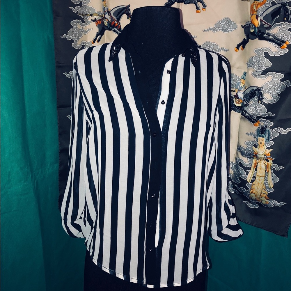 le shop size small beetle juice vibe dressy shirt